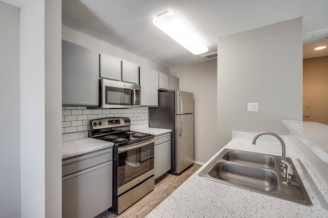 Kitchen - Park at Spring Creek Apartments