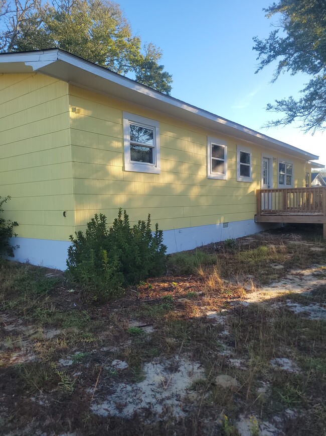 Front - 702 E Oak Island Dr Casa