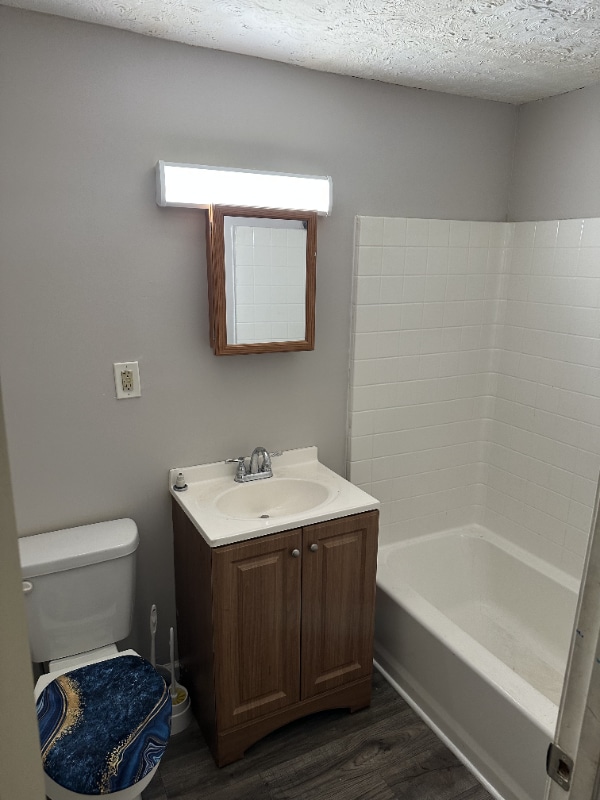 Photo - 3022 Bank St