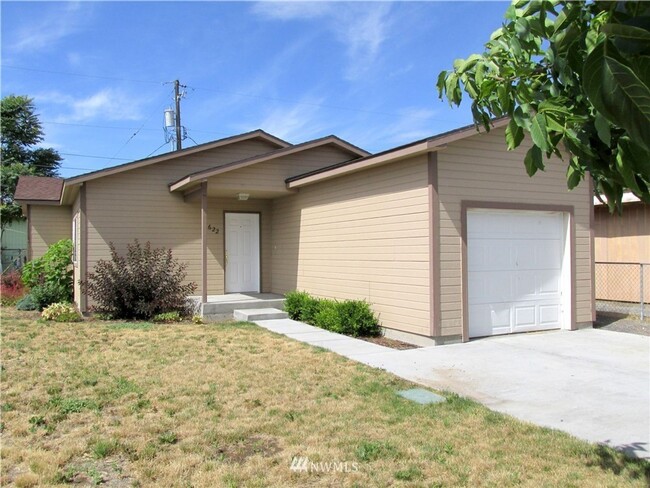 2 Bed 2 Bath Home on Corner! - 2 Bed 2 Bath Home on Corner!