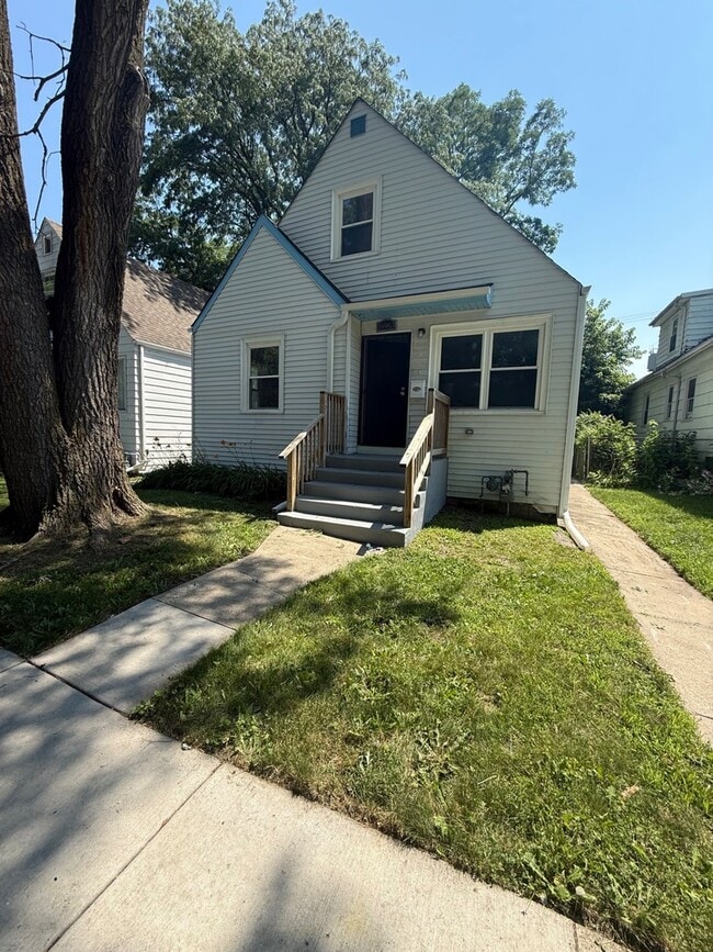 Building Photo - 16963 Shea Ave