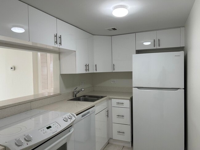 Building Photo - 620 NW 13th St Unit 15