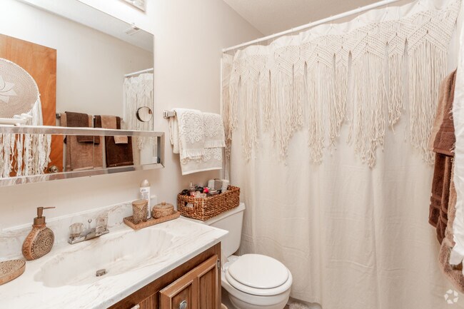1BR, 1BA - 720 SF - Bathroom - Forest Ridge Apartments