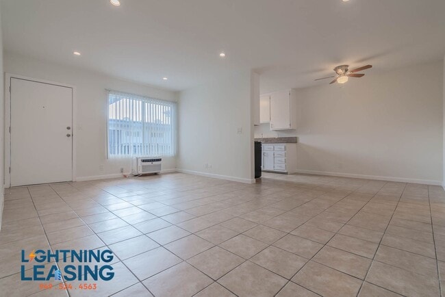 Building Photo - 11623 Sylvan St Unit 16D Rental