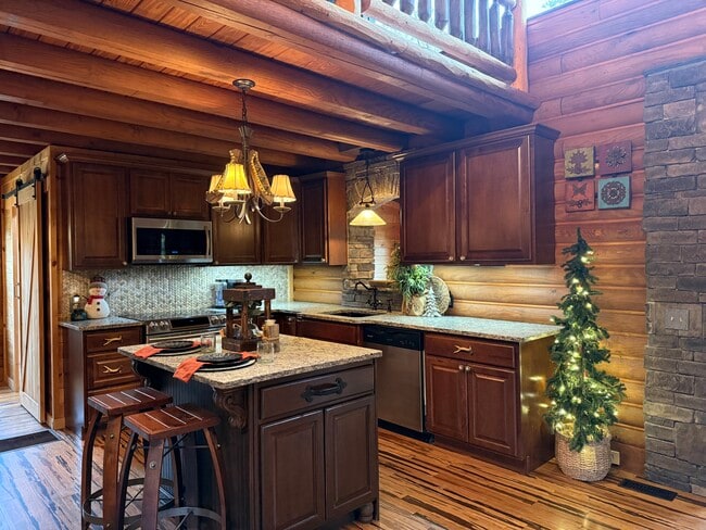 Kitchen, island, granite & stainless appliances - 1011 Lake Shore Dr