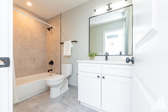 Photo - 2022 W Montrose Ave Unit 1A