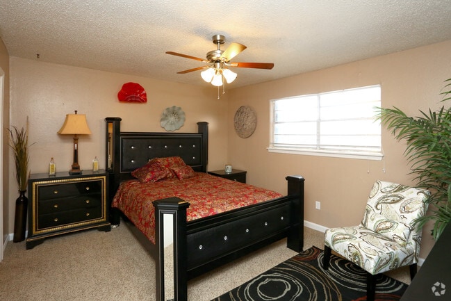 2BR, 2BA - 948SF - Master Bedroom