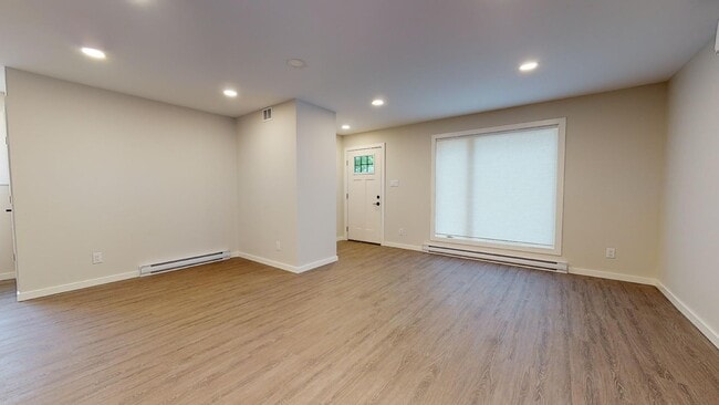 Photo - 206 Yale Ave E