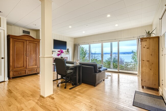 Building Photo - 4400 55th Ave NE Unit Lower level