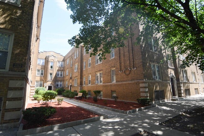 Building Photo - 2117 W Ainslie Rental