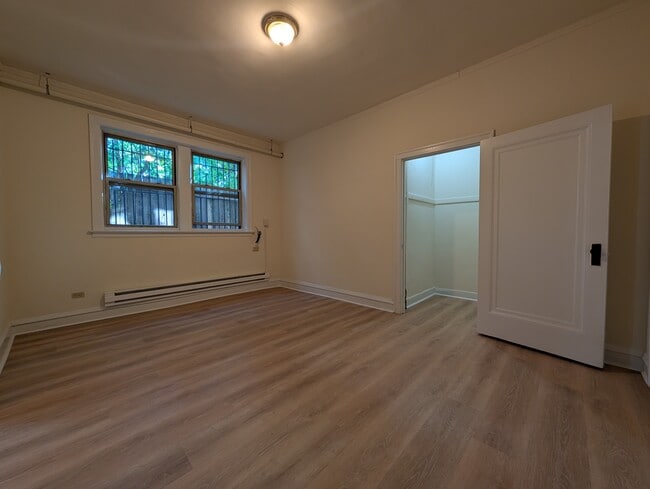 Building Photo - 2532 N Sawyer Ave Unit 105
