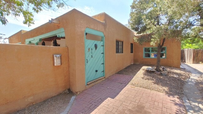 Building Photo - Old Town Charm! 2 Bedroom House with a Cas...