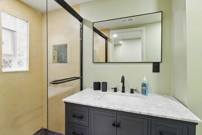 Building Photo - 1232 W Lombard St Rental