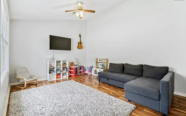 215 Old Oak Rd