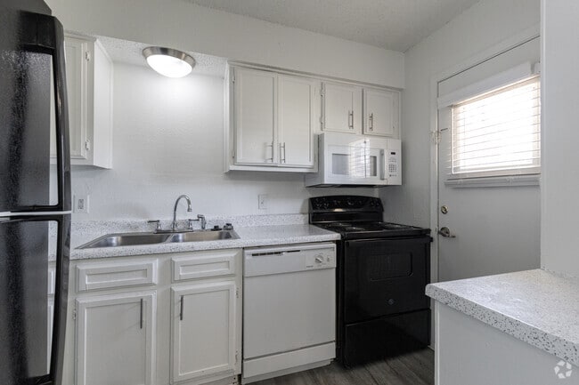 2BR, 1BA - 756SF - Kitchen