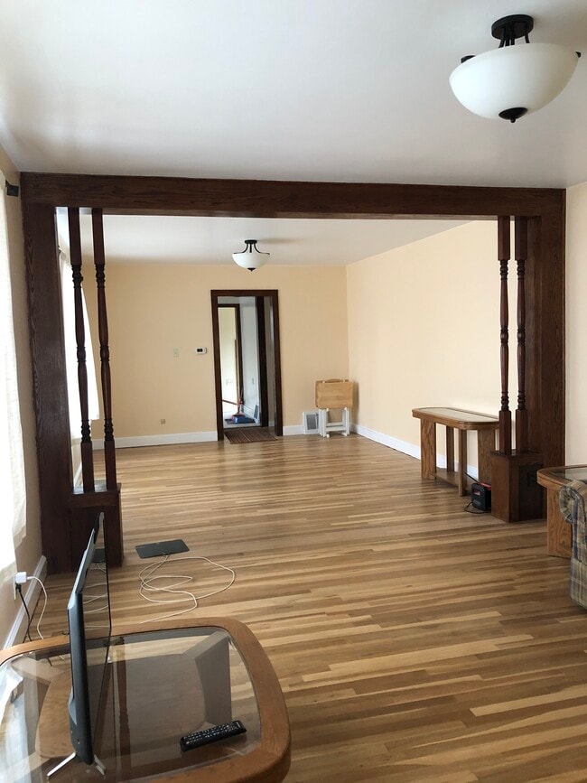 Living Area/Dining Area - 118 6th Ave