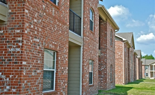 12 Oaks - Exterior