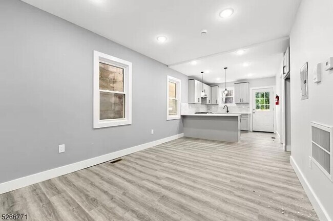 Photo - 654 S 12th St
