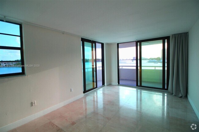 Building Photo - 6820 Indian Creek Dr Unit 2E Rental