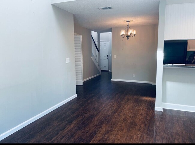 Photo - 327 Yorkshire Cir