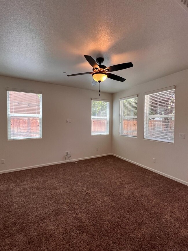 Photo - 1504 Mosaic Way