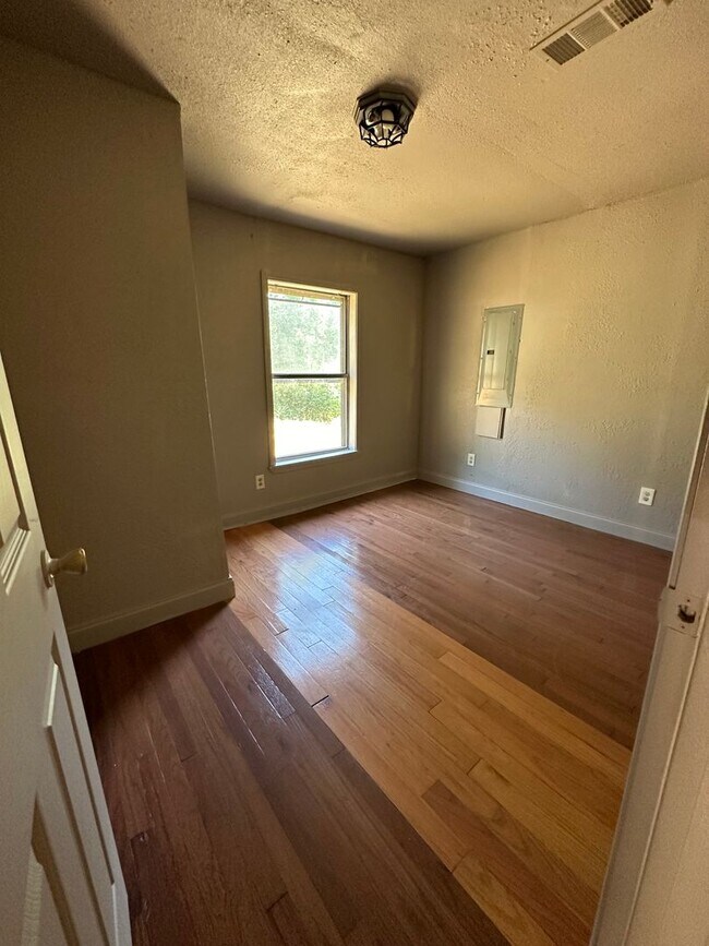 Photo - 421 Poplar St