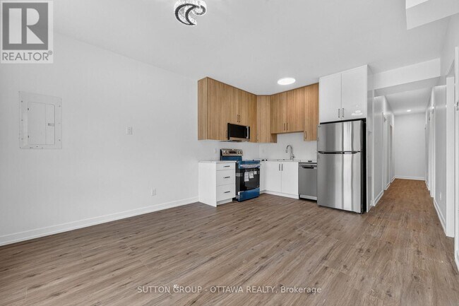Photo - 944 Woodroffe Ave