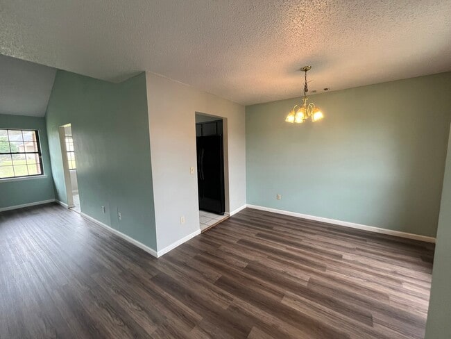 Photo - 907 Primrose Ln
