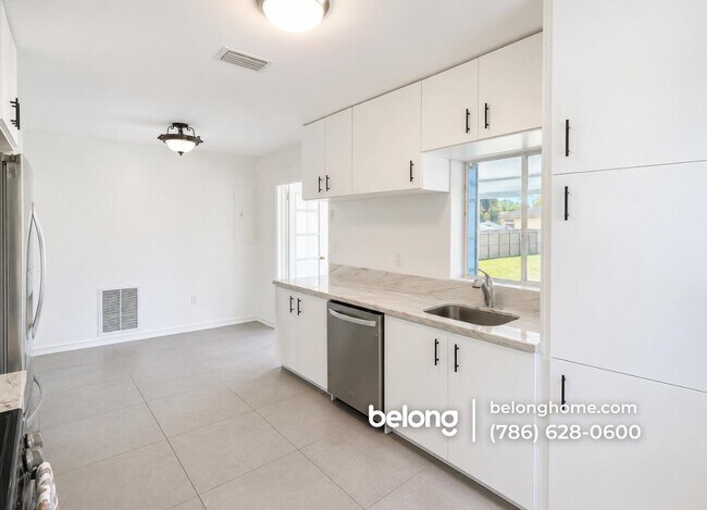 Photo - 1504 Funston St