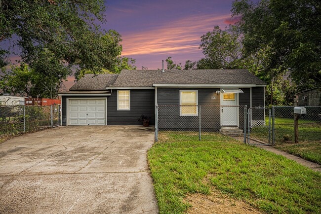 Building Photo - 812 7th Ave N Rental