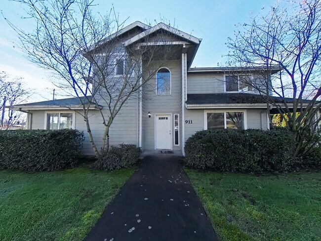 3 Bedroom House ~ Close to 9th Street ~ Pe... - 3 Bedroom House ~ Close to 9th Street ~ Pe... Unidad 911 NW Anjni Cir