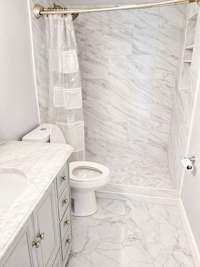 Master bathroom - 2225 Holden Ave Unit 307