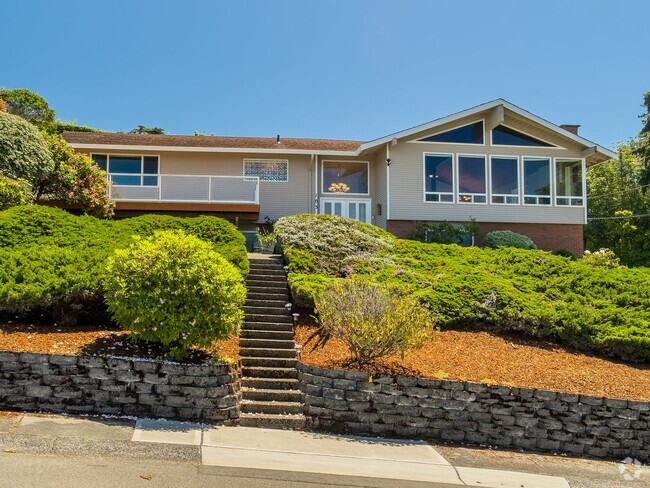 Building Photo - Stunning Redondo Home with Puget Sound View!
