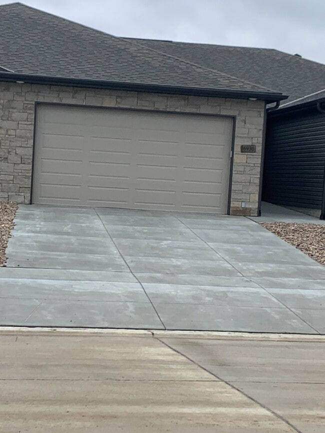 Walkout ranch townhome with 2 stall garage... - Walkout ranch townhome with 2 stall garage...