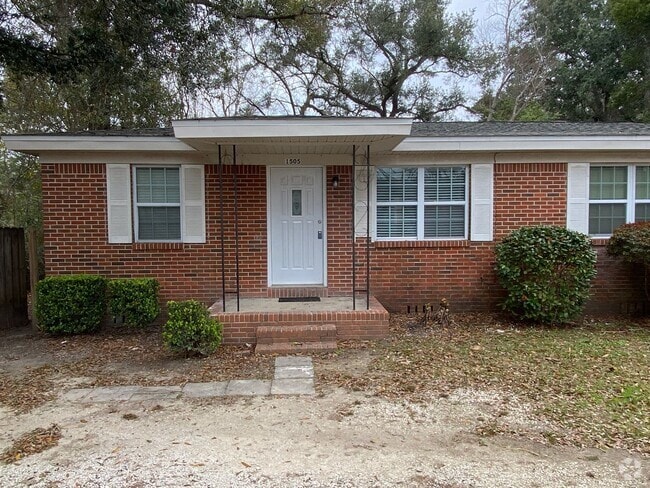 Building Photo - Convenient to NAS and Corry! Rental