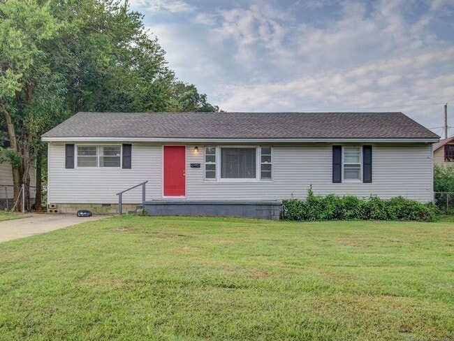 Building Photo - Available Now! 3 Bed / Bath & Large Backyard! Price drop!