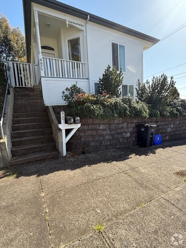 Building Photo - Lovely 3 Bedroom , 2 Bath Victorian Style ... Rental