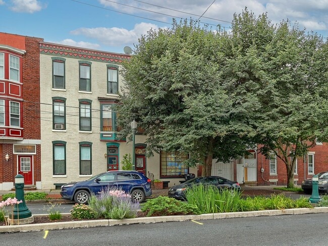 Building Photo - 211 Verbeke St Unit Apt #2