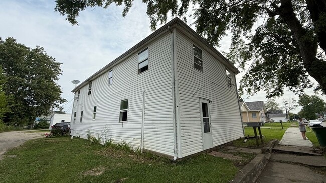 Building Photo - 1602 D Ave Unit 3