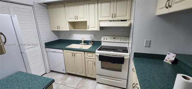 931 NE 199th St Unit 202-22
