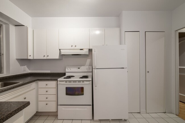 Building Photo - 4555 Av. Bonavista Unit 214