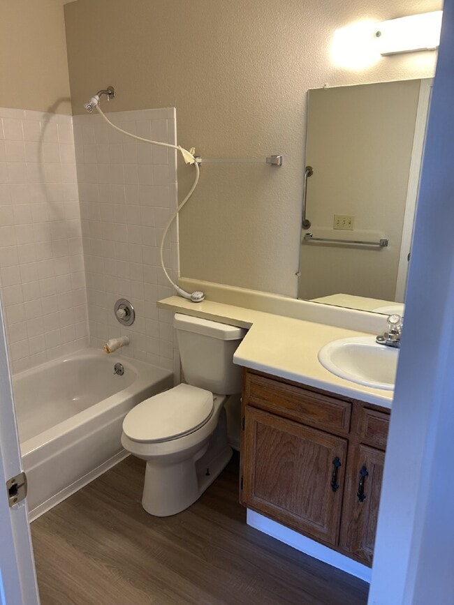 Building Photo - Charming Chestnut Condo! Unit E17