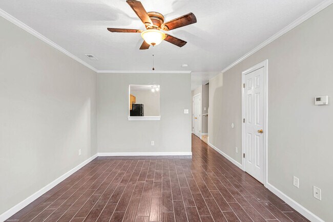 Photo - 300 Streamwood Dr