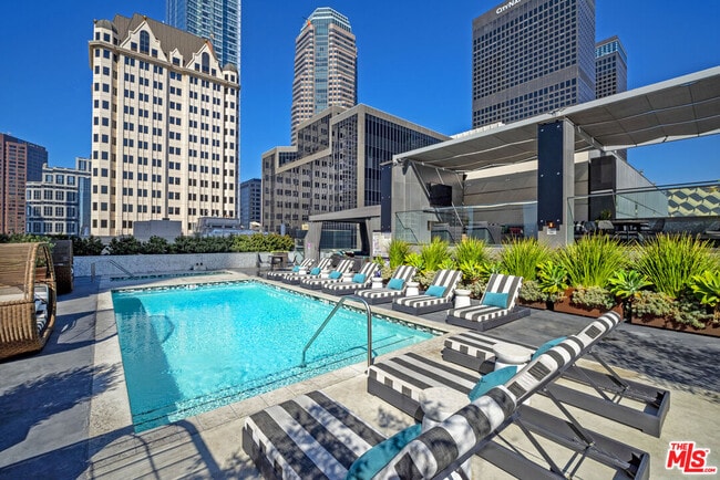 Building Photo - 727 W 7th St Unit PH-1301 Rental