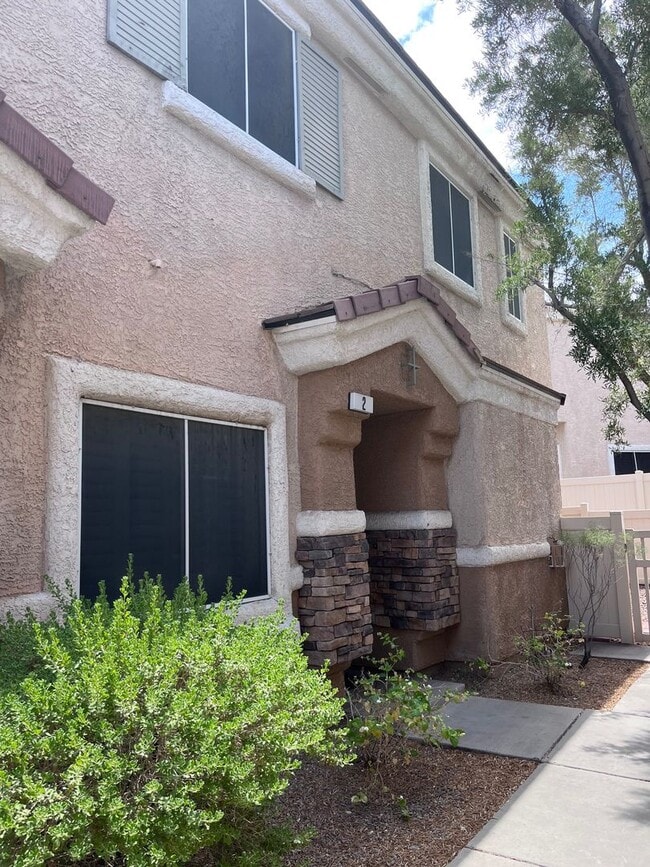 Building Photo - Henderson - 3 Bedroom Townhome w/2 car garage