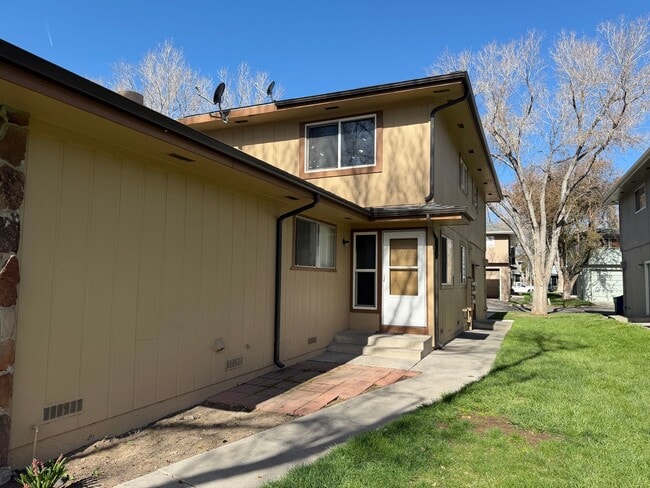 Building Photo - 641 Oakwood Dr