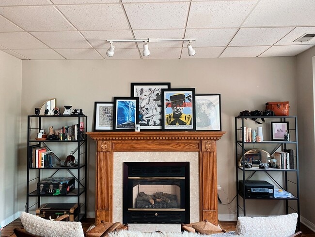 Building Photo - 2117 W Ohio St Unit 2F