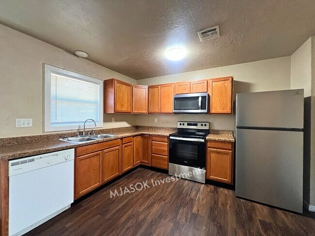 Remodeled 3 Bed / 1.5 Bath with Large Fenced Yard in Lawton