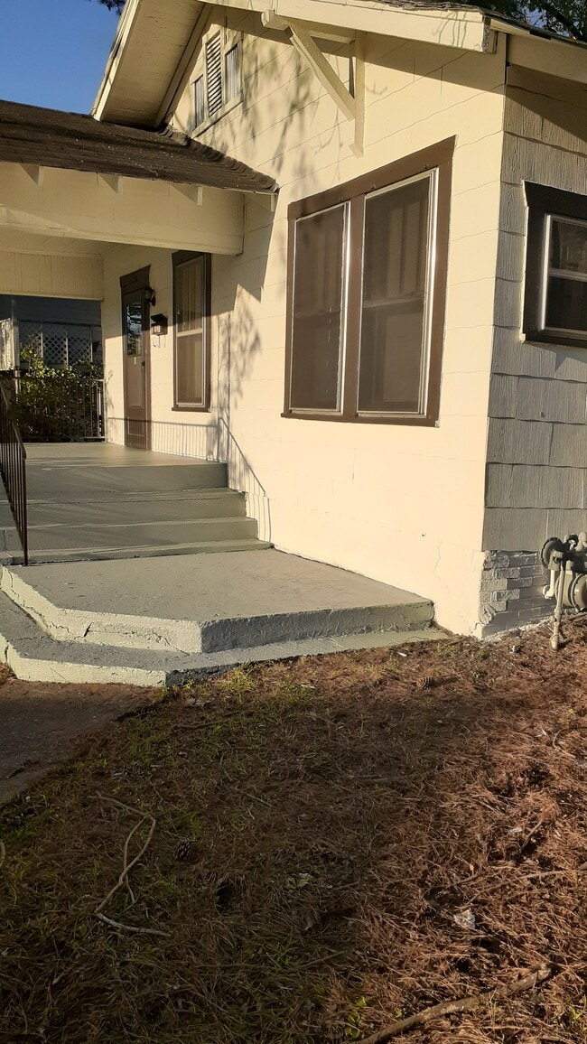 Building Photo - 1237 Elm Ave Rental