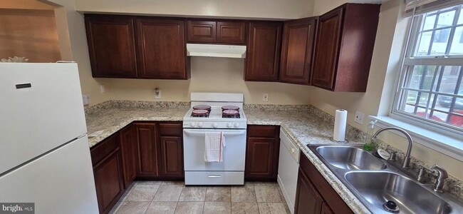 Photo - 2100 Young St SE